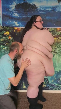 SSBBWの脱ぎ捨てられ、キスされたお腹を撫でられる