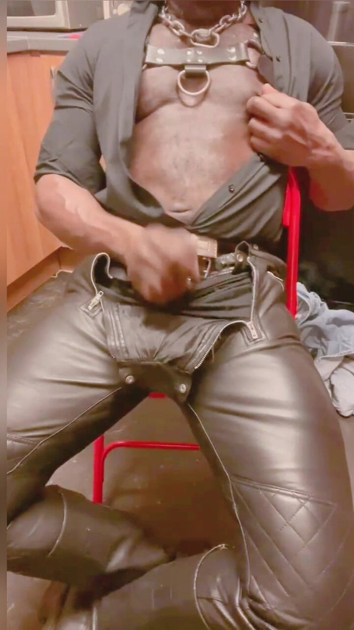 Black mature kinky muscle: Leren gespierde stiefvader solo tietenspel