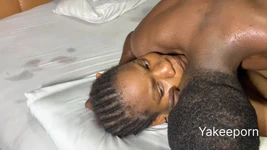 सुंदर बड़े काले वाली हनी लेडी का स्वाद बहुत अच्छा है