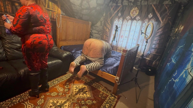 Aaexperinces trans: Partie 1 : Domina Satana, maîtresse Carrie fait une séance de double...