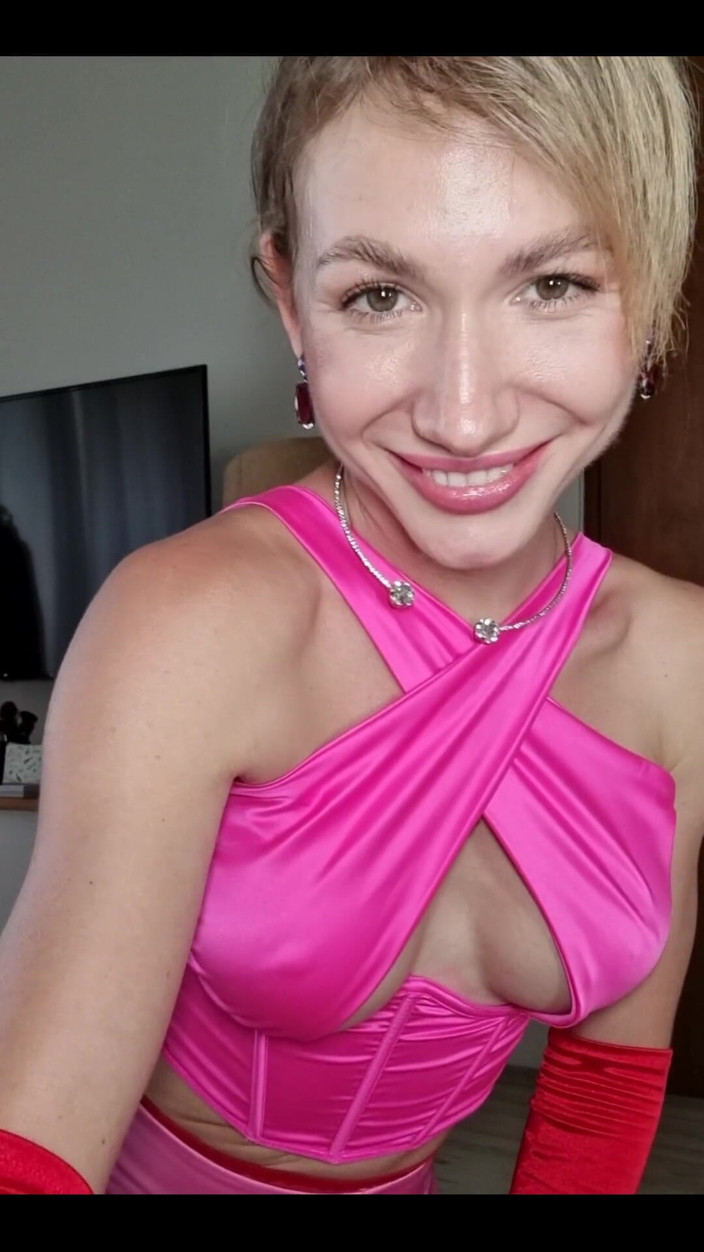 Angel The Dreamgirl: Jag älskar den här långa tighta satinkjolen