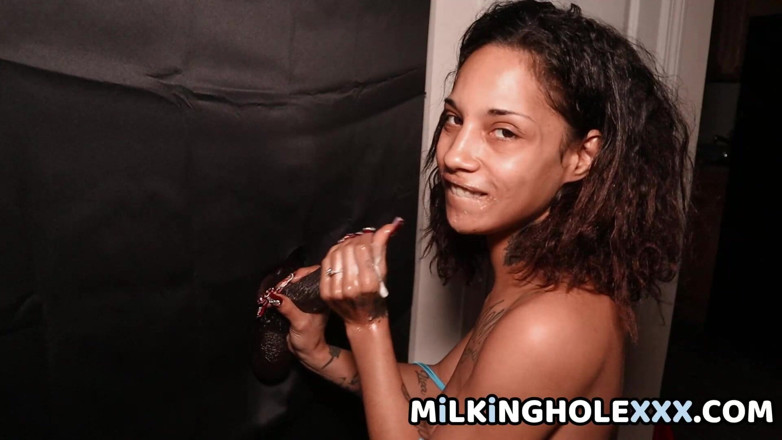 MILKEDXXX: Dojení tvrdého velkého černého péra přes Gloryhole
