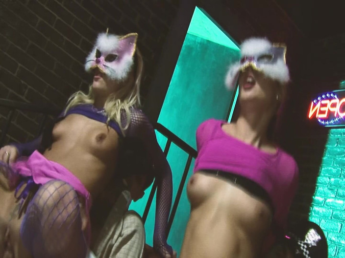 The Window of Sex: 欲求不満な猫たち シーン3 ランジェリー姿の欲情な子猫たちが路地で一緒にセックスする