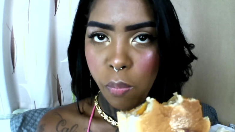 Solo Austria: Ebony teen hamburger eating!