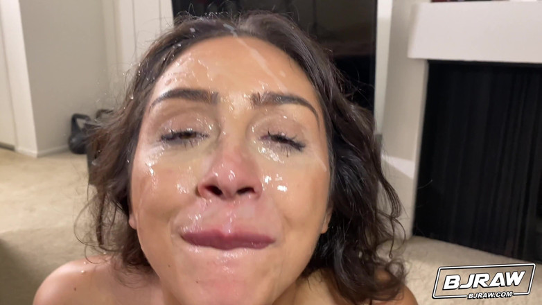 BJ Raw: Lilly hall si cewek super semok lagi asik ngocok kontol...