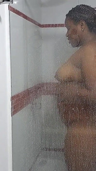 義理の妹の裸の体を見るのが大好きです