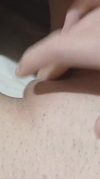 Mi masturbo rischiosamente sotto le coperte accanto alla mia sorellastra di notte
