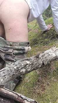 Anale slet biedt je een harig kontgaatje buitenshuis
