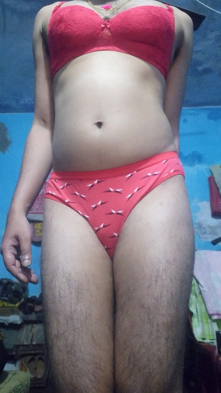 Lustyizlife: Indyjski Femboy Crossdresser ubrany w czerwony stanik i majtki przyrodniej...