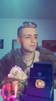 Talíř těstovin uprostřed dne