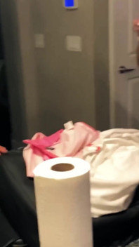 Brunetka dziwka żona zachęca uległego cuck mężulek do jedzenia jej BBC gangbang creampies