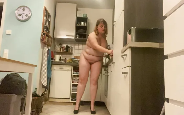 Deutsche Anna: Crazy Amputee Girl Lays Eggs in High Heels