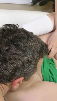 Drobna blondynka Coco Lovelock zarabia creampie wewnątrz swojej słodkiej cipki