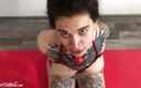 Tattoo Slutwife: Gehorsame sklavin kriegt riesigen schwanz tief in den hals - gesichtsbesamung
