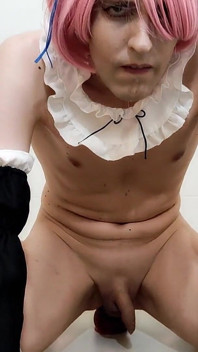 Shemale med rosa hår i maid Anime Cosplay rider din kuk