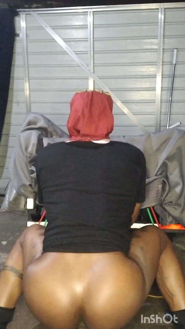Batbunz: Naked Garage Workout