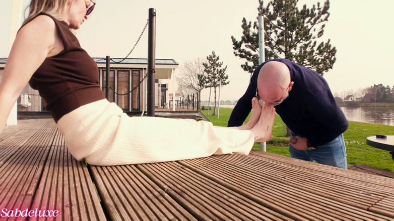 Sabdeluxe: 210 unerwarteter footjob