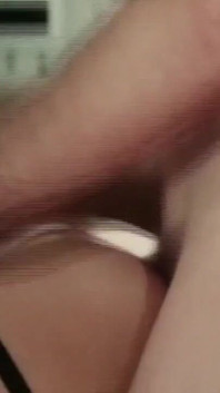 Napalona milf z owłosioną cipką chętnie rucha się z przyjacielem z wielkim kutasem