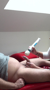 Milf gostosa com peitos enormes agradando um pau com seus brinquedos