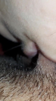 Lei succhia sapientemente il mio grosso clitoride e io sborro rapidamente