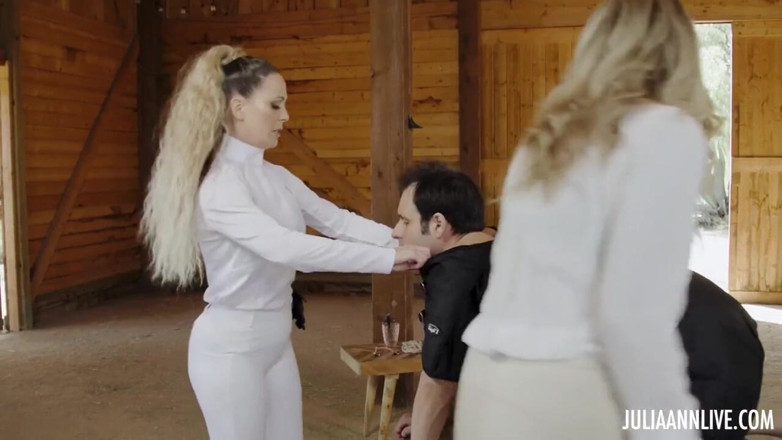 Julia Ann: Julia Ann Pony escrava preparada e lubrificada no galpão
