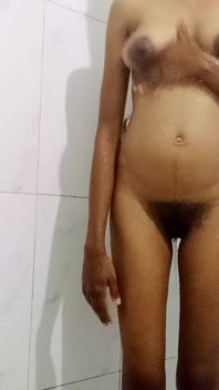 Video kencing – remaja Asia kencing semasa mandi bahagian 02