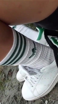 Atrapado haciendo un video porno, Jon Arteen se esconde para filmar la escena de masturbación y corrida en sus zapatillas Adidas Stan Smith Outsi