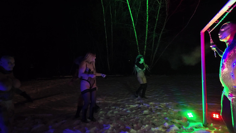 Domina Dark: Schneeball-spaß