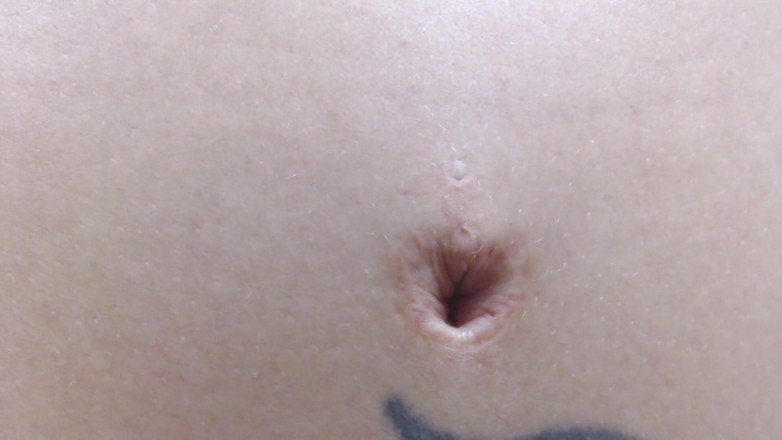 Abby Anna: Navel uitrekken vingeren
