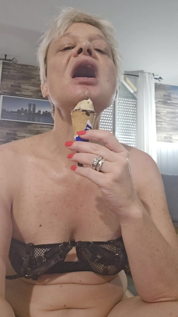 Sofy13: Ich lutsche dieses eis, als ob es dein schwanz ist ......