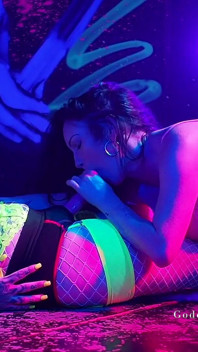 Sexo lésbico caliente en habitación uv