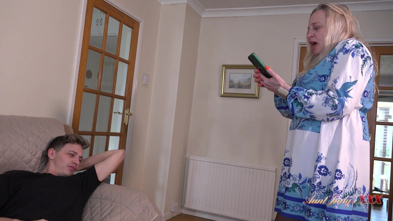 Aunt Judy's XXX: AuntJudysXXX - Proprietara matură Andrea Ann își prinde chiriașul masturbându-se la porno...