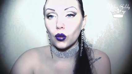 Goddess Misha Goldy: Fialové třpytivé líbání a páchnoucí pysky