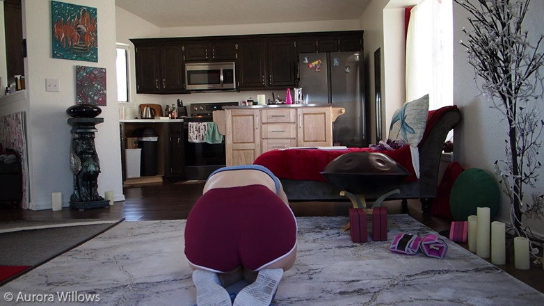 Aurora Willows: Sexy caliente milf haciendo yoga
