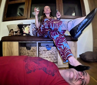 Mistressyammyboots: मालकिन और उसकी मानव मेज