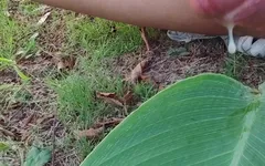 Caminatas desnudas en el parque meando y masturbándose