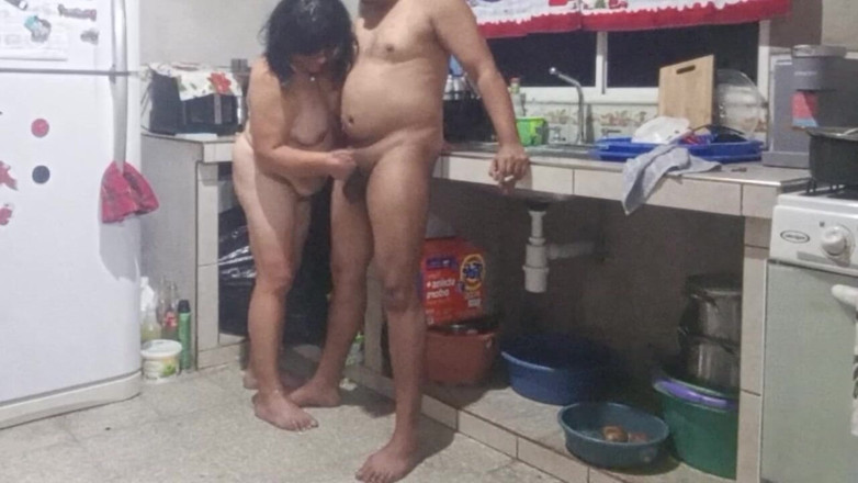 Milfta boohot: Üvey annem bana mutfakta ne kadar lezzetli veriyor