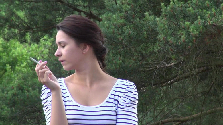 All Those Girlfriends: Carrie si fuma una sigaretta prima di sedurre la sua...