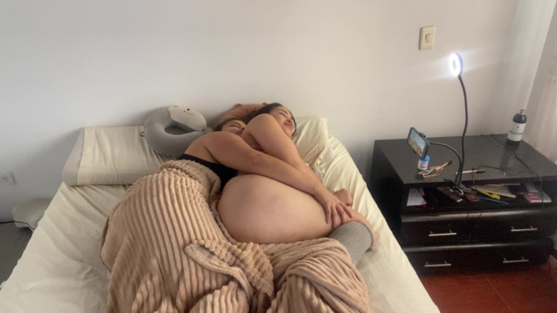 zoemelissa: 寒冷的早晨被盖下的女同性爱