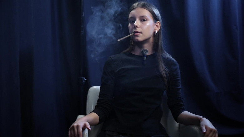 Russian Smokers: Genç kız sakin bir stüdyo seansında yavaş nefesler eşliğinde tek...