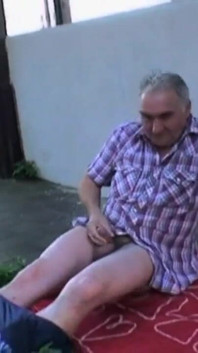 Genç bir kadın ve yaşlı bir adam arasında açık havada seks