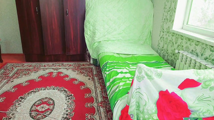 Kitty_Cross: Doce Femboy posando com câmera vintage no parque