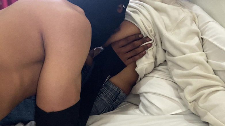 Ritu Bhabhi: Cewek sange ini lagi asik jilat toket dan putingnya sampai...