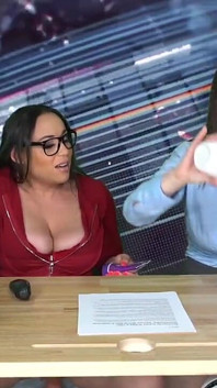 MILF bertetek besar Carmela Clutch dan Lexi Luna Orgasme Semasa Membaca Berita