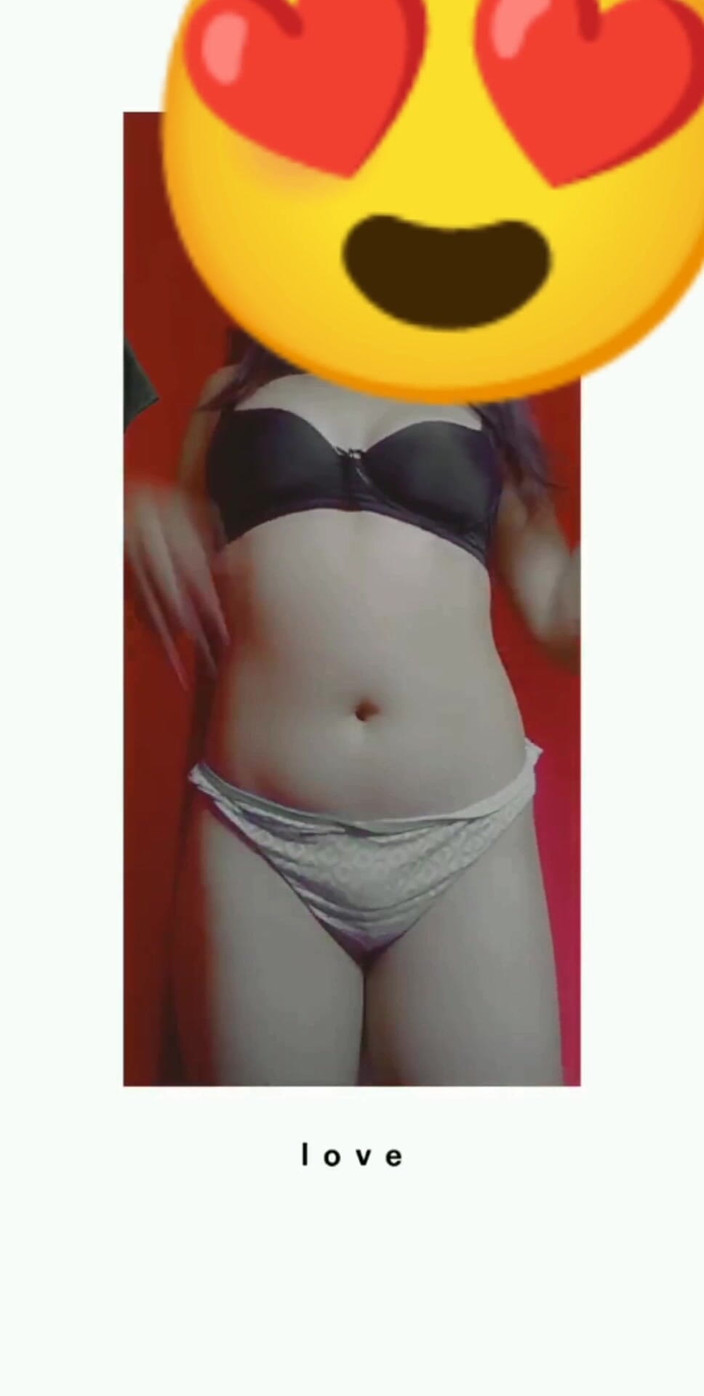 Eatrella j: Une jeune femme danse sexy