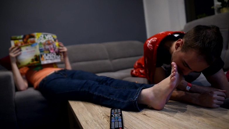 Czech Soles - foot fetish content: Réveillée par ses pieds puants