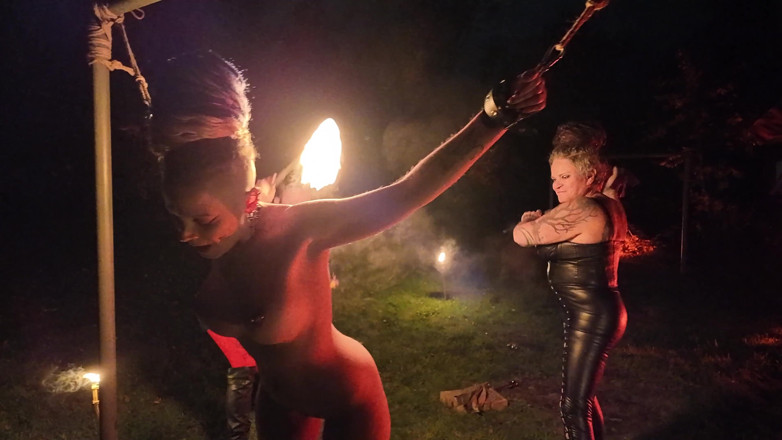 Domina Dark: Огненная дышащая