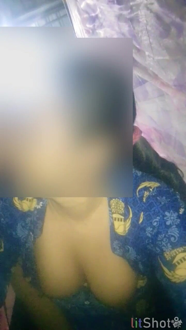 Astriana88: 창고에서 사무실 운전사와 함께하는 아름다운 공무원 계모의 아마추어 영상