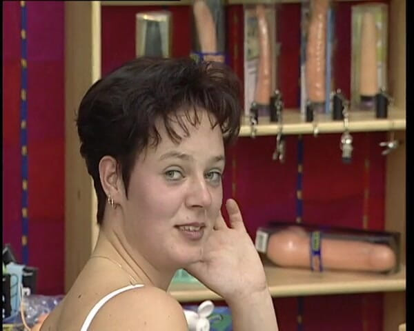 YOUR FIRST PORN: Dildo anale, palle, fisting è normale per me