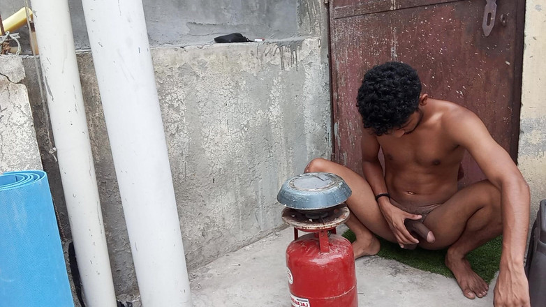 Curlyboy: Indiano garoto nu masterbating esperma enquanto faz sua refeição no...